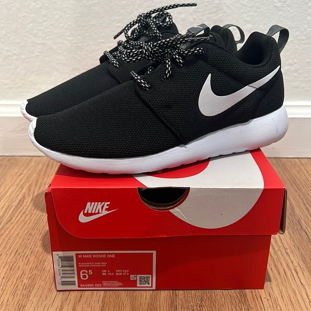 Brand New Women’s Nike Roshe One